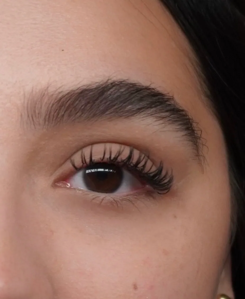 Wet-look lash set with clean, defined texture